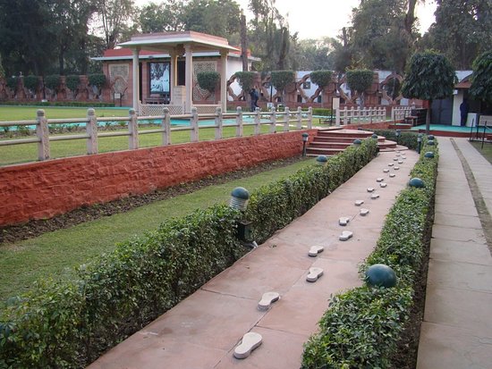 Foot Steps Of Mahatma Gandhi and Mother Teressa